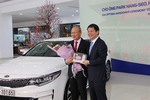THACO gifts car to Viet Nam’s Korean U23 football coach