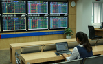 VN stocks dragged down by real estate firms