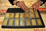 Gold prices down in Viet Nam, up in the world