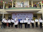 VietBev donates Tet gifts to disadvantaged students and teachers in central provinces