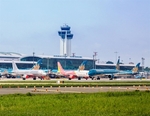 Tan Son Nhat Airport closes a runway for maintenance