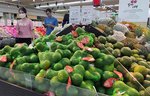 Fruits sell like hot cakes in hot weather, prices up