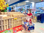 Buyers tighten spending, businesses get headaches during Tết season