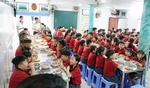 Manulife Vietnam sponsors 10,000 meals for underprivileged students ahead of Tết holiday