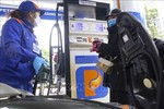 Petrol prices drop by over VNĐ300 per litre