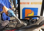 Petrol prices drop over VNĐ370 per litre