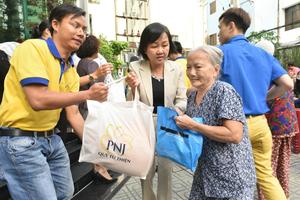 PNJ gives Tet gifts to poor