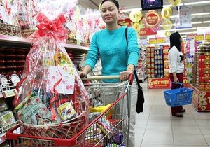 Customers line up for Tet hampers