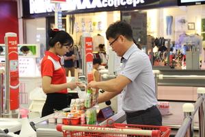 LOTTE Mart celebrates birthday with thousands of gifts