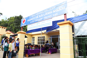 Hanwha Life donates medical centre to Bac Kan Province