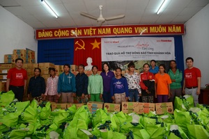 LOTTE Mart donates relief materials to 600 storm victims in Khanh Hoa, Phu Yen