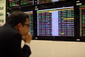 VN-Index rises but investors worried