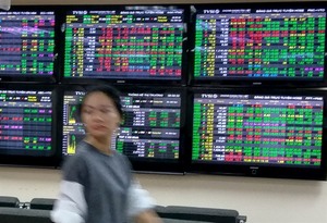 Finance stocks push the VN-Index upwards