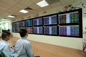 VN stocks end rallies on late selling