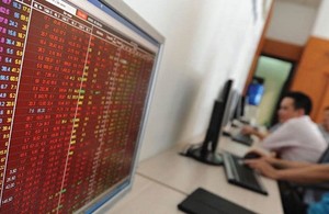 VN stocks hit badly by global market shake-ups