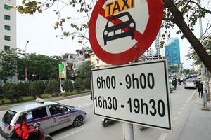 Grab, traditional taxis must be managed equally