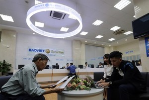 VN stocks move little on US news