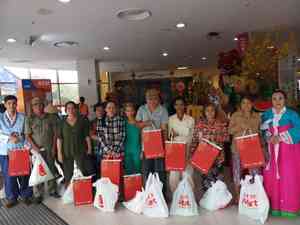 LOTTE Mart brings Tet cheer to 800 underprivileged people