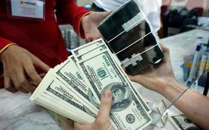 US dollar devalued against dong despite global rise