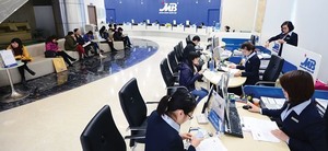 Fitch upgrades ratings of three Vietnamese banks