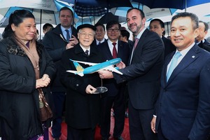 Party chief attends A350 aircraft transfer ceremony in France