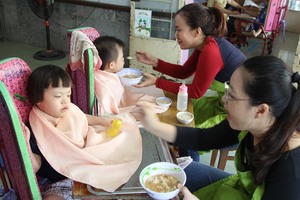 Korean firm gives gifts to disadvantaged children, does voluntary work