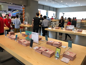 Xiaomi opens region’s largest store in HCM City