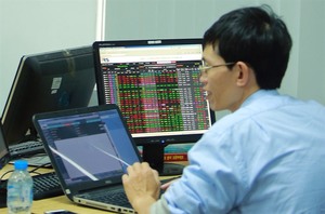 VN stocks slip on China-US trade fears