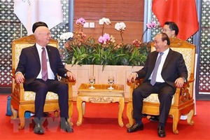 PM Nguyen Xuan Phuc receives WEF Executive Chairman