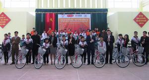 Poor students receive free bicyles