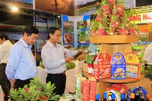 Agriculture trade fair underway in Binh Thuan