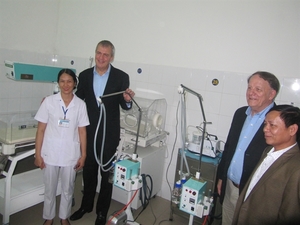 Quang Nam receives medical equipment donation