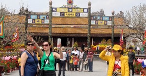 Foreign visitors to Viet Nam set a record in Feb