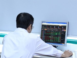 Vietnam stocks slip on last-minute sales