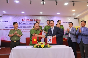 Samsung hands over 300 thermal imaging cameras to Viet Nam Fire and Rescue Police Department