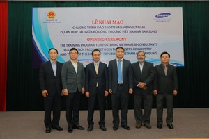 Samsung helps train Vietnamese consultants in support industry