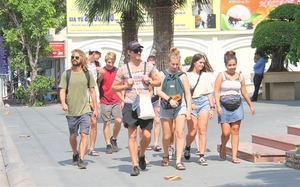 VN needs to extend further visa exemption policy for tourists