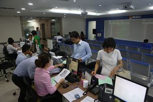 VN stocks mixed as investors wait