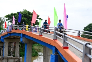 Tiger Beer uses recycled bottle caps to build rural bridge