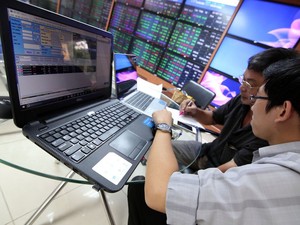 Shares gain on banking stocks