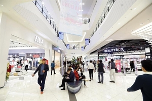 Retailers rush to expand market share