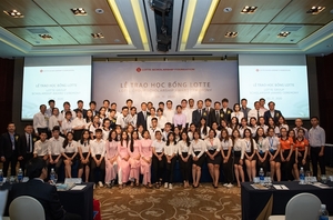 HCM City university students get Lotte scholarship
