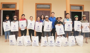 Shinhan Bank joins relief efforts for disaster-hit central Viet Nam