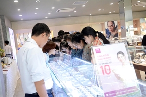 VN-Index falls, hit by market-wide selling