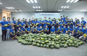Shinhan Bank pitches in to help VN farmers