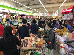 Sales at supermarkets surge, wet markets drop