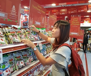 Vietnamese products to join forces with retailers, e-commerce platforms