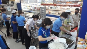 Saigon Co.op increases stocks, provides 10,000 meals daily to quarantines