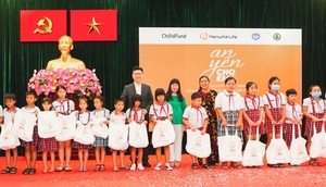Hanwha Life Vietnam gives gifts to children affected by pandemic