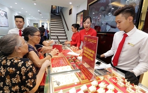 Gold prices ease after soaring